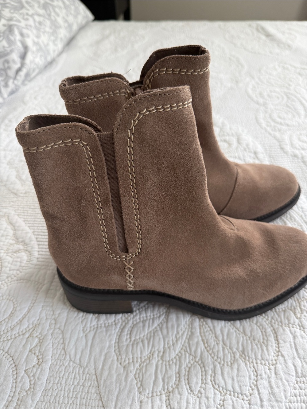 Clarks Maye Pebble Suede Chelsea Ankle Boots Side Zip Stitch Detail Size 7 NWOB - Picture 8 of 11